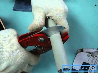 Corte de tubería de polipropileno. Corte de tubería de polipropileno.