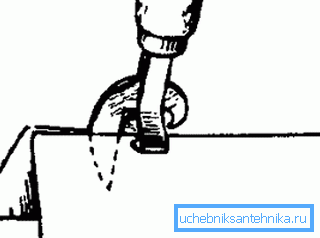 Cortar el tubo con un abrelatas. Cortar el tubo con un abrelatas.