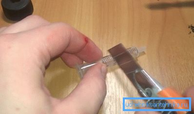 Cortar la jeringa en una división de 1.5 ml. Cortar la jeringa en una división de 1.5 ml.