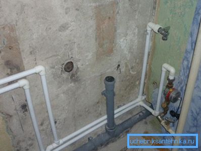 El cableado para conectar la bañera y el lavabo se realiza con un tubo de 50 mm. El cableado para conectar la bañera y el lavabo se realiza con un tubo de 50 mm.