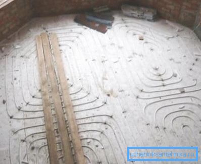 Cableado de contornos de suelos cálidos en una pequeña habitación sin radiadores. Cableado de contornos de suelos cálidos en una pequeña habitación sin radiadores.