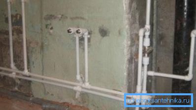 Cableado en los tubos de polipropileno de la casa. Cableado en los tubos de polipropileno de la casa.