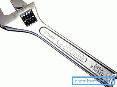 La llave ajustable es la herramienta más importante al montar una tubería de agua La llave ajustable es la herramienta más importante al montar una tubería de agua