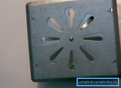 Rejilla de ventilación regulable 250 250 de acero galvanizado. Rejilla de ventilación regulable 250 250 de acero galvanizado.