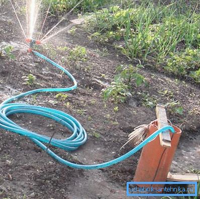 El riego regular del jardín requiere una gran cantidad de H2O. El riego regular del jardín requiere una gran cantidad de H2O.