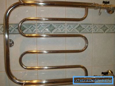 Reparar la tubería en el baño le permite instalar un toallero con calefacción Reparar la tubería en el baño le permite instalar un toallero con calefacción