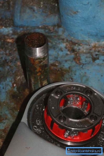 El hilo es creado por una herramienta especial llamada el dado de tornillo. El hilo es creado por una herramienta especial llamada el dado de tornillo.