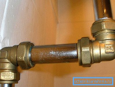 Conexión roscada en el suministro de agua de acero. Conexión roscada en el suministro de agua de acero.