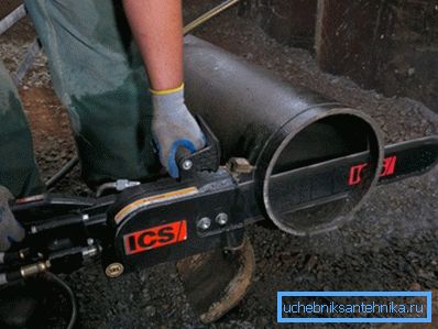 Cortar un tubo de hierro fundido con una sierra hidráulica.