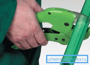 Tubo de plástico de corte con tijeras especiales. Tubo de plástico de corte con tijeras especiales.