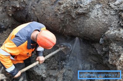 El resultado es una caída en la presión, y para reparar el agua, debe cerrarse completamente. El resultado es una caída en la presión, y para reparar el agua, debe cerrarse completamente.