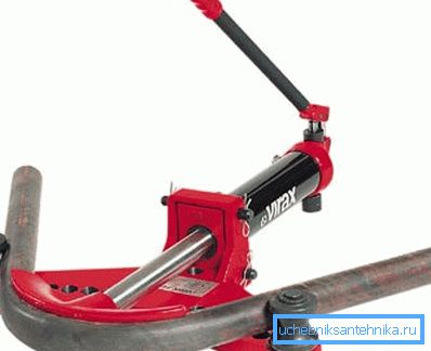 Máquina manual para procesar perfiles y palanquillas redondas.