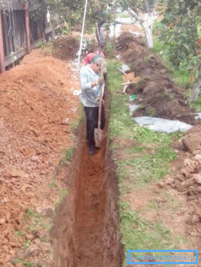Cavar trincheras a mano - trabajo muy duro.