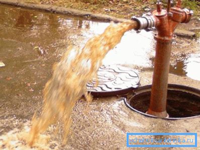 Agua roja del pozo: un problema para la ropa interior y la piel.