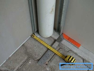 Con la ayuda de una regla y un cuadrado se marca el piso. Con la ayuda de una regla y un cuadrado se marca el piso.