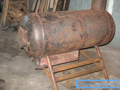 Estufa casera de un cilindro de gas. Estufa casera de un cilindro de gas.