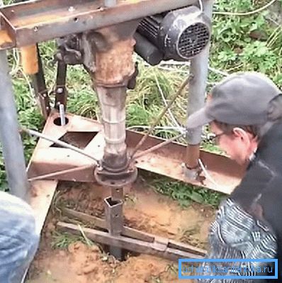 Instalación propia para la perforación de pozos en suelo blando. Instalación propia para la perforación de pozos en suelo blando.