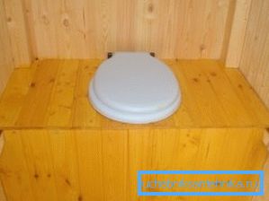 Inodoro de madera hecho en casa Inodoro de madera hecho en casa