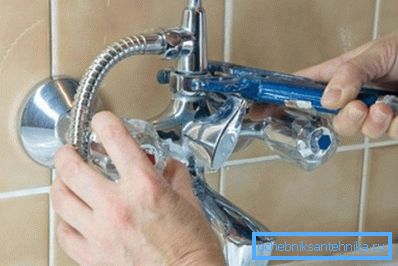 Instalación independiente de un mezclador de ducha para un baño.
