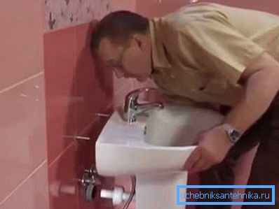 Autoinstalación de un lavabo suspendido en su lugar. Autoinstalación de un lavabo suspendido en su lugar.
