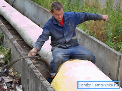 Aislamiento independiente de tuberías de agua en la calle.