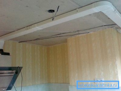 Instalación independiente de un canal de ventilación plano en la cocina. Instalación independiente de un canal de ventilación plano en la cocina.