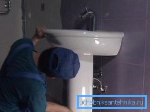 Instalación independiente de un lavabo en el baño. Instalación independiente de un lavabo en el baño.