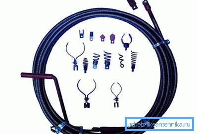 905 Cable de fontanería y boquillas variadas.