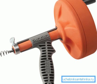 El cable de plomería facilita la eliminación de obstrucciones. El cable de plomería facilita la eliminación de obstrucciones.