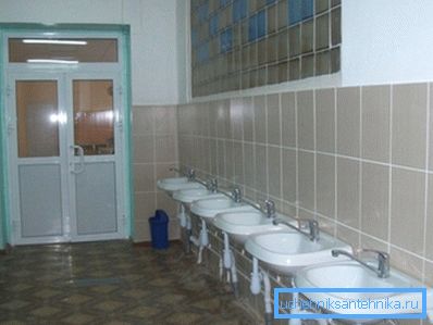 El baño de la escuela secundaria. El baño de la escuela secundaria.