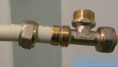 Conexión plegable con una tuerca Conexión plegable con una tuerca