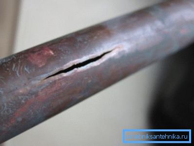 Un hueco que se puede arreglar sin reemplazar la tubería. Un hueco que se puede arreglar sin reemplazar la tubería.