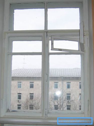 Las grietas en los marcos de madera sirvieron como elemento de ventilación. Las grietas en los marcos de madera sirvieron como elemento de ventilación.