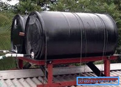 Doble depósito de almacenamiento en un marco de metal. Doble depósito de almacenamiento en un marco de metal.