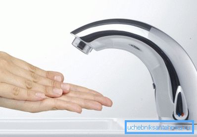 El sensor en el panel frontal determina cuándo encender el agua El sensor en el panel frontal determina cuándo encender el agua