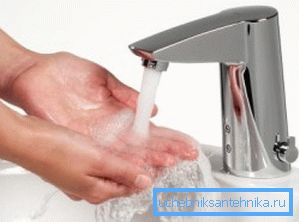 Los mezcladores de lavamanos electrónicos táctiles son muy cómodos.