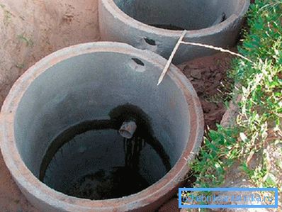 1166 Los tanques sépticos están conectados por una tubería.