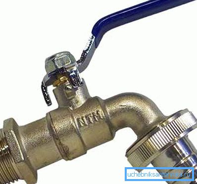 Depósito de agua de bola con un accesorio extraíble. Depósito de agua de bola con un accesorio extraíble.