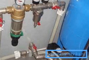 La instalación del suministro de agua en la casa de campo desde el pozo permite la instalación obligatoria de dispositivos de control. La instalación del suministro de agua en la casa de campo desde el pozo permite la instalación obligatoria de dispositivos de control.