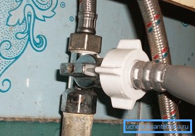 Se puede usar una manguera para conectar una lavadora para lavar el tapón. Se puede usar una manguera para conectar una lavadora para lavar el tapón.