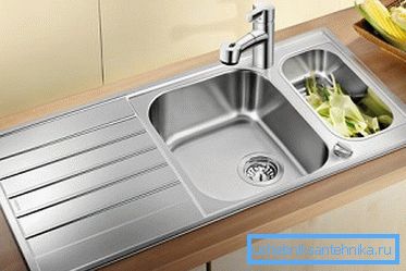 Fregadero estampado en la cocina. Fregadero estampado en la cocina.