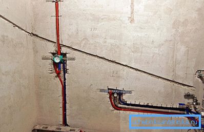 Instalación de paredes y tuberías de shtroblenie.