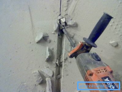 Strobleniye debajo de las tuberías - el proceso de mano de obra intensiva Strobleniye debajo de las tuberías - el proceso de mano de obra intensiva