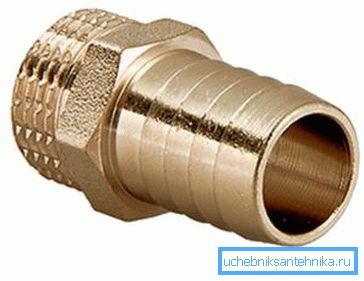 La unión para la conexión de la manguera de riego. La unión para la conexión de la manguera de riego.