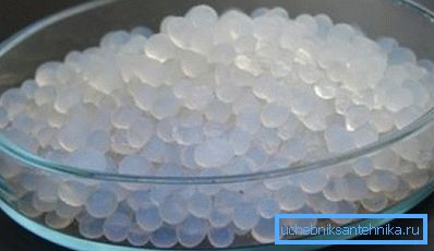 Gel de sílice: un desecante que se puede usar en lugar de ladrillos. Gel de sílice: un desecante que se puede usar en lugar de ladrillos.