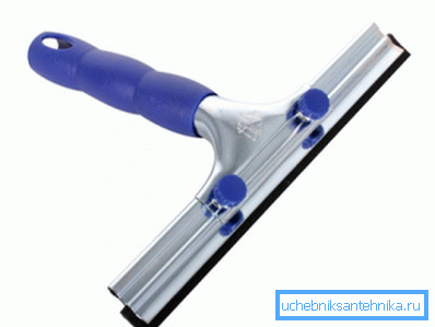 Rascador para limpiar superficies de vidrio. Rascador para limpiar superficies de vidrio.