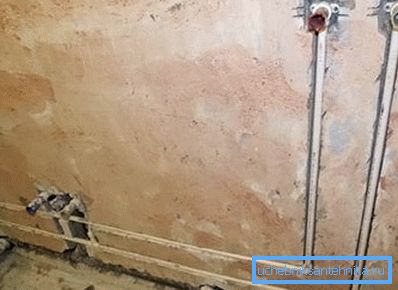 Colocación oculta de tuberías de agua en la pared. Colocación oculta de tuberías de agua en la pared.