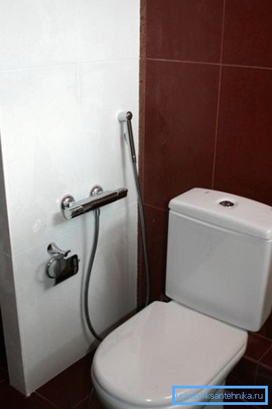 Grifo empotrado para ducha higiénica en el baño. Grifo empotrado para ducha higiénica en el baño.