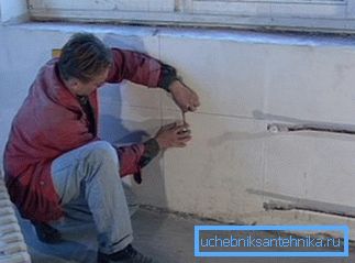 Nos aseguramos de que la batería sea estrictamente horizontal. Nos aseguramos de que la batería sea estrictamente horizontal.