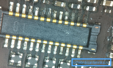 Rastros de corrosión en los chips del iPhone. Rastros de corrosión en los chips del iPhone.